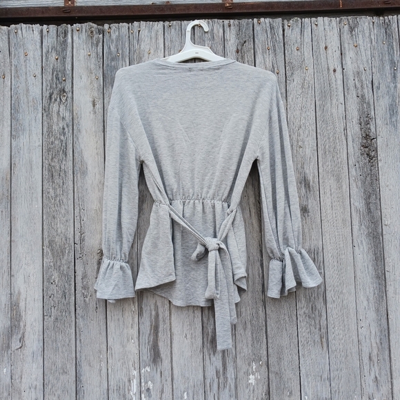 BKE Buckle Womens Sz‎ Small Gray Peplum Tie Waist Long Sleeve Ruffle Cuff  Top - Picture 3 of 5